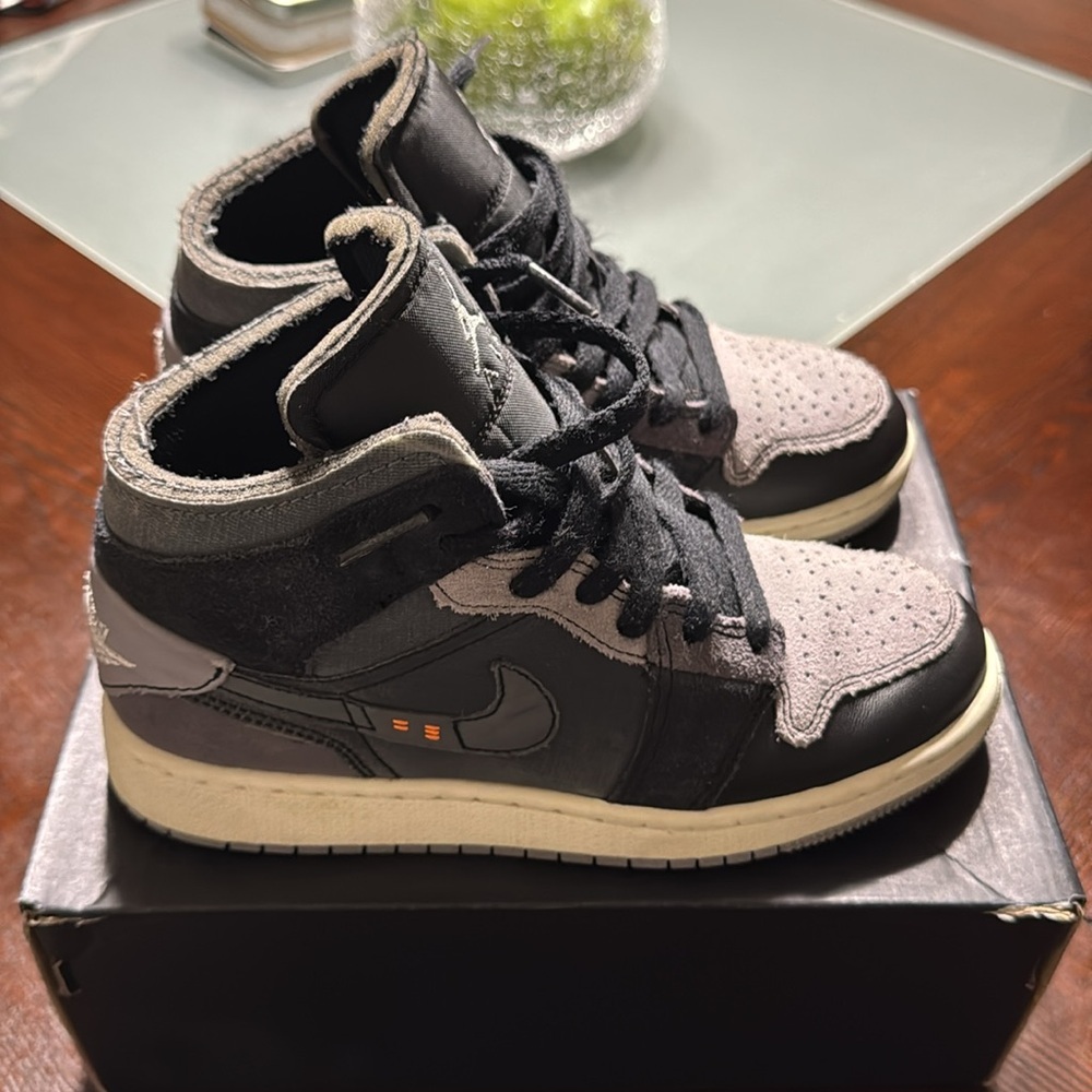 [DV0438-001] Youth Air Jordan Retro 1 Mid 'Craft Inside Out Black' (GS) - Picture 2 of 5